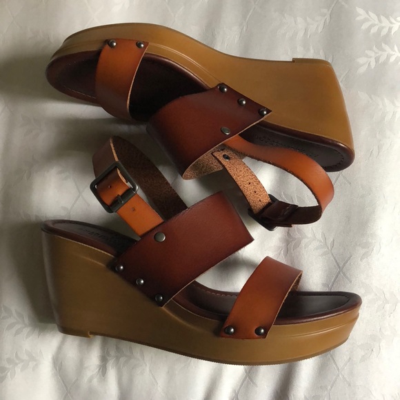 NWOT Size 7 American Eagle wedges. - Picture 1 of 3